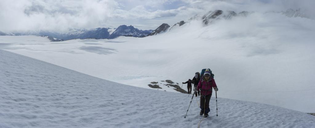 Arrivée à la pointe du Dard, alors que le brouillard s'installe sur le glacier.
