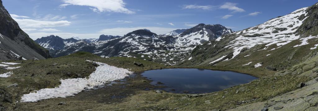 Dans la descente vers le lac de la plagne.