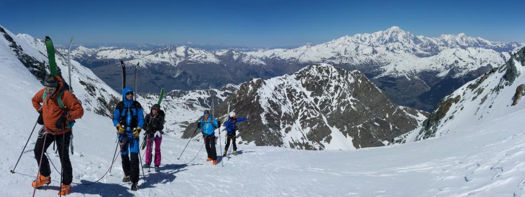 Arrivée au col des Roches en crampons à cause de la neige très dure.