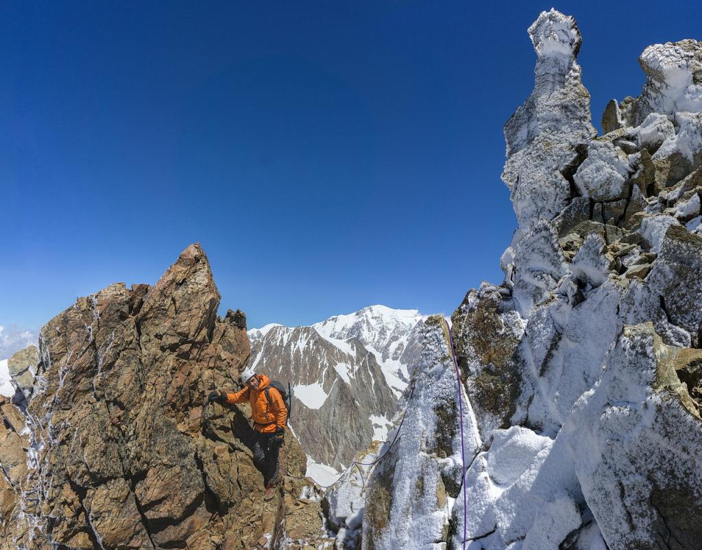 Le mauvais temps de la nuit a orné l'arête de givre... et c'est beau.