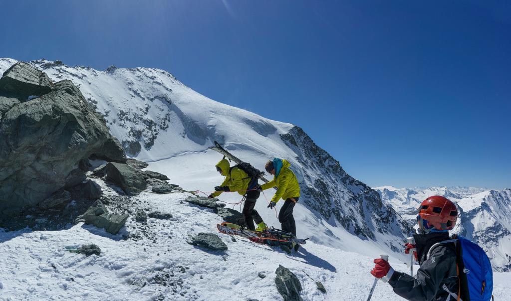 Arrivée au col avec un vent glacial et des rafales à 70km/h