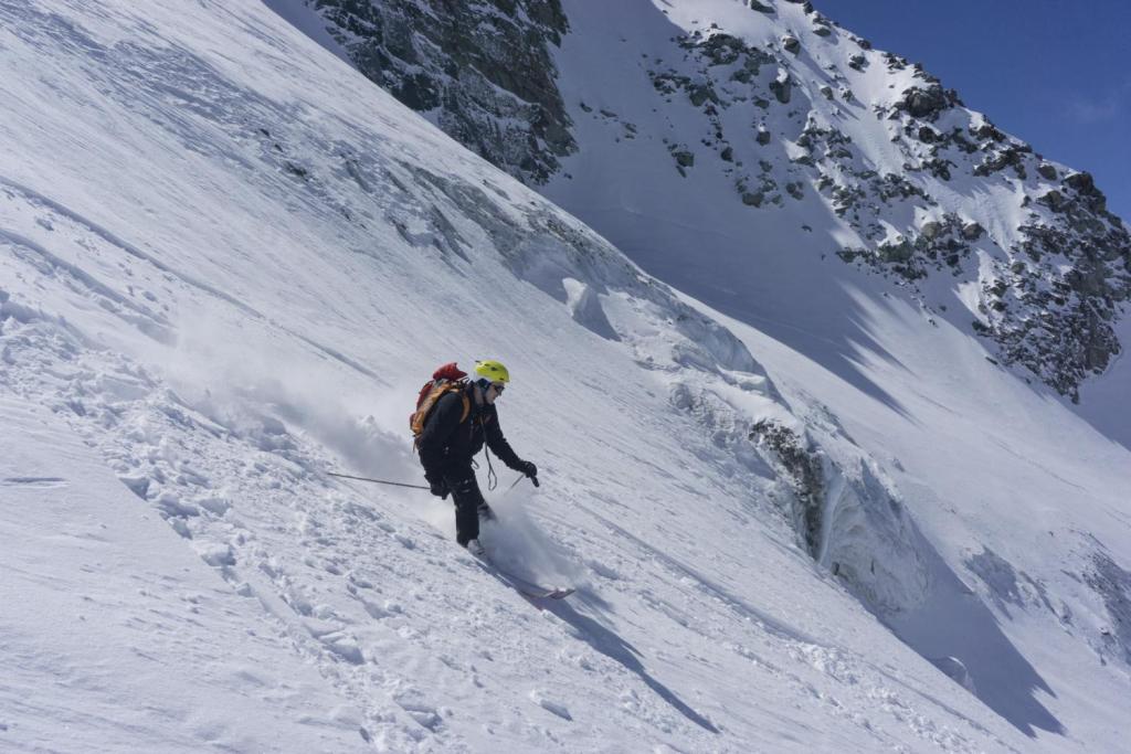 Descente en versant nord sur le glacier de Péclet