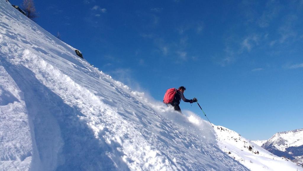 Hors piste La Plagne - face Nord du Friolin au dessus du lac de l'Etroit