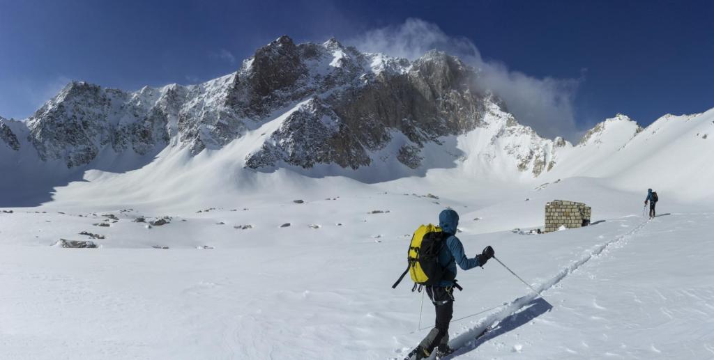 Les restes d'un bivouac soufflé par une avalanche
