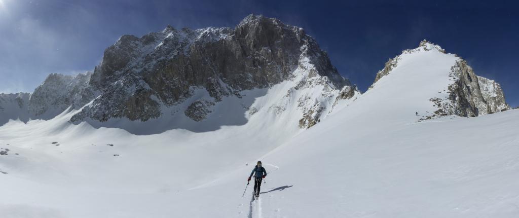 La face nord de l'Alam Kuh et à droite notre sommet du jour (4550m)