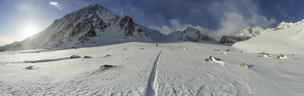 ... en direction de la face nord de l'Alam Kuh