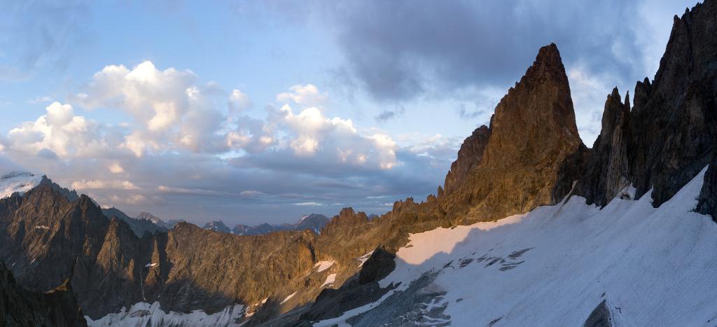 Vue sur le col de la casse déserte et la tour Choisy