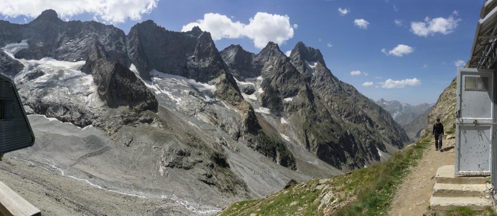 depuis le refuge, panorama sur les versants nord des aiguilles du soreiller et la trsè impressionnante aiguille du plat de la Selle.