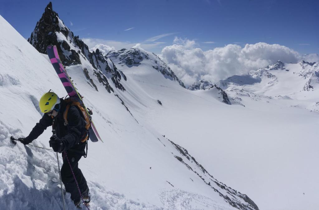 Montée dans le couloir à la Pointe de Péclet