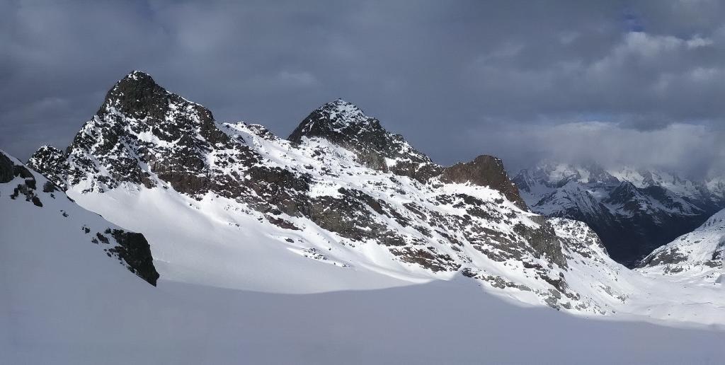 Vue sur les deux Assaly depuis le col du grand.
