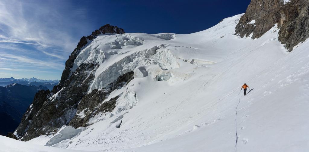 Ambiance fantastique le long des séracs.