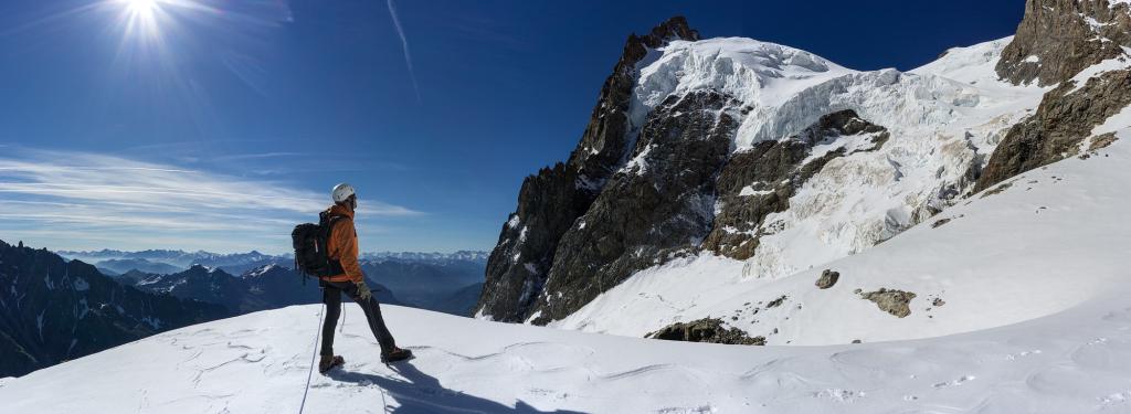 Sur l'arête qui borde le glacier rive gauche, après le 1er rappel.