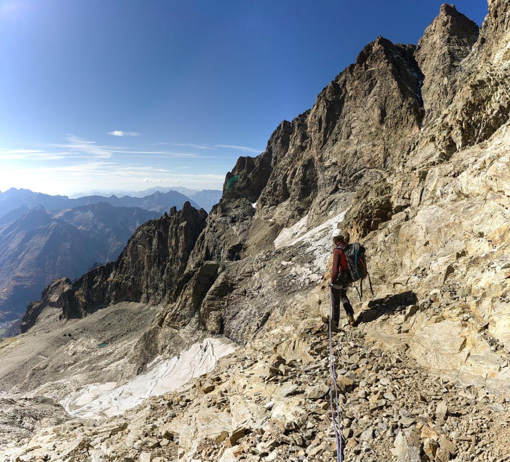Au bout de la vire un cairn indique la voie pour la désescalade.