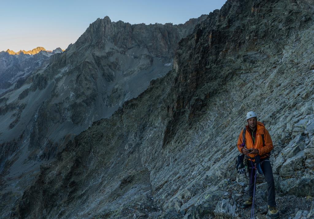 Au petit jour sous le névé suspendu, les difficultés vont commencer...