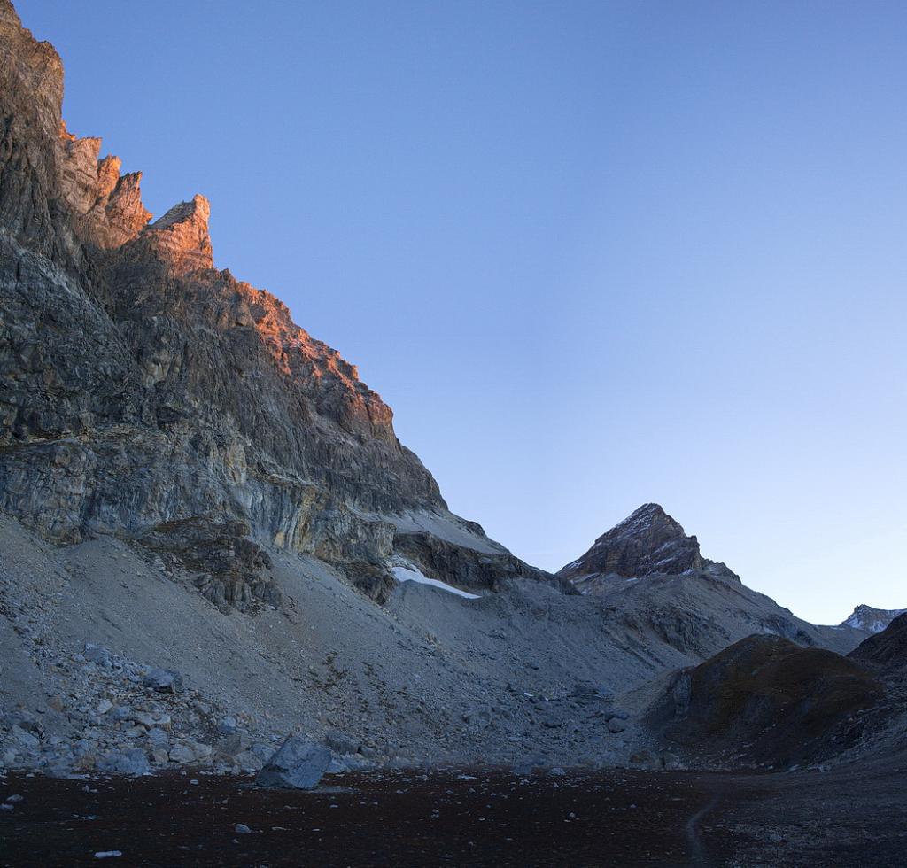 Le dernier tiers du pilier eclairé par le soleil levant