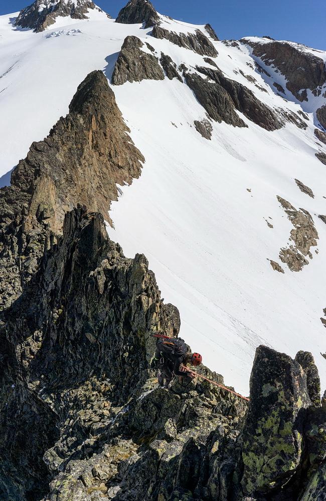 première partie en descente. Plus loin un rappel de 20m peut se désescalader.