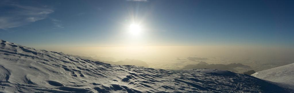 Le soleil se lève sur la pleine du Po couverte de nuage.
