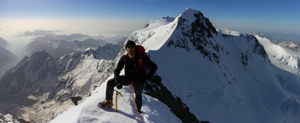 Derrière nous, l'arête terriblement aérienne qui descend de la pointe Zumstein. 