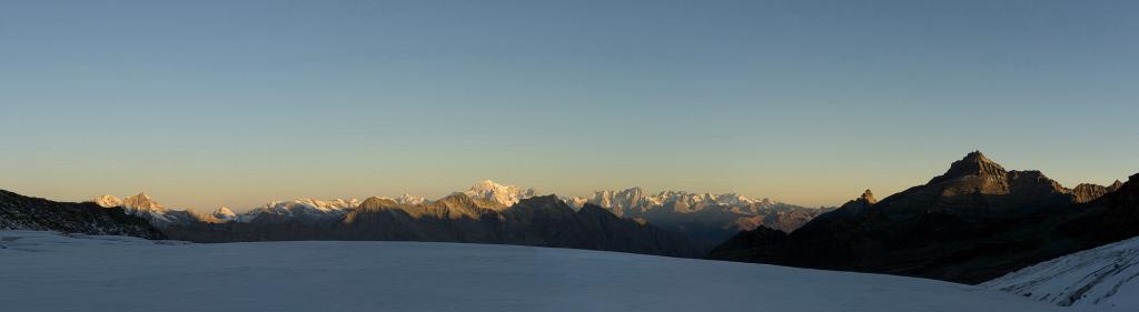Lever de soleil sur la chaine du mont blanc, au loin...