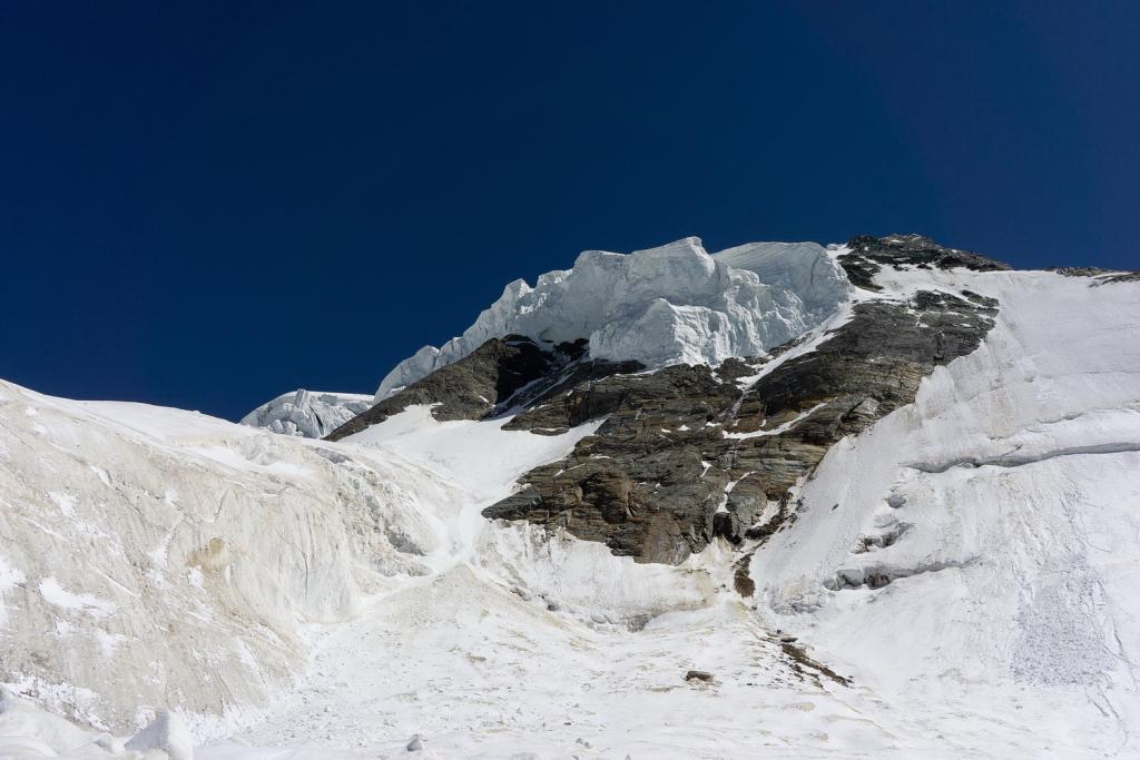 Passage sous les séracs de la voie normale, au minimum avec un immense respect!!