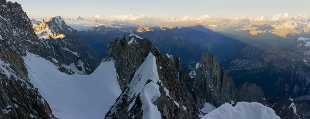 et sur les aiguilles de Peuterey, la blanche et la noire.
