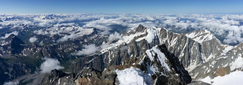ça y est, nous voilà sur l'arête du brouillard. Le sommet n'est plus très loin.
