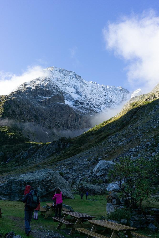 Le lendemain, l'éperon nord vu du refuge de la Lavey, en plein centre de l'image.