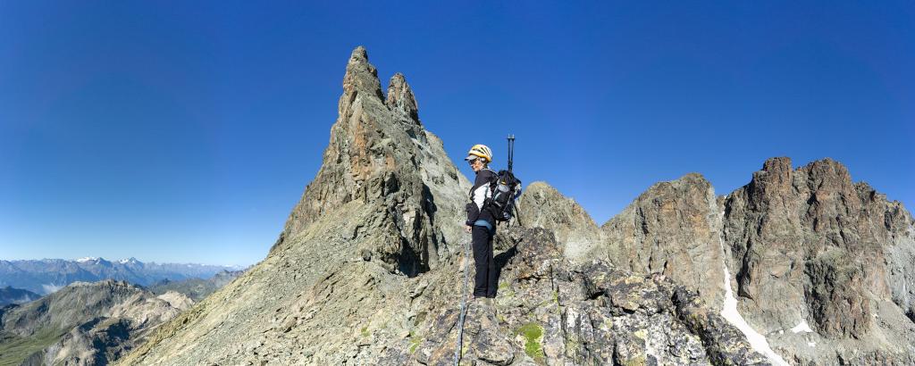 On approche de la grande tour où il nous faudra gravir les dalles Rey.
