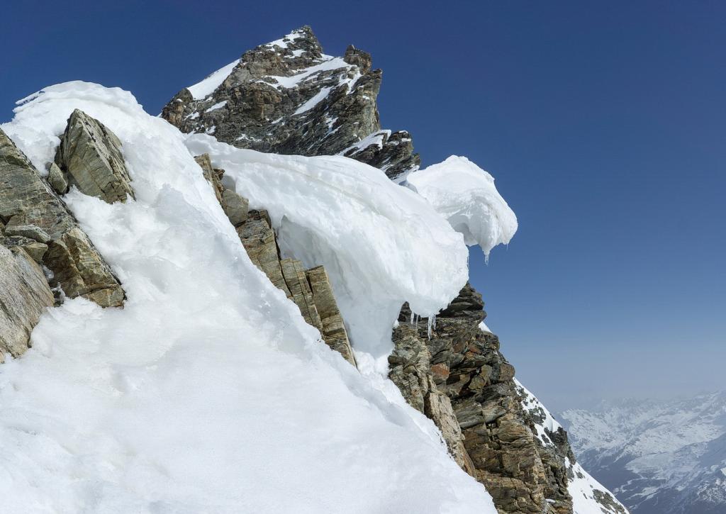 Les impressionnantes corniches qui dominent le glacier de la Gurraz
